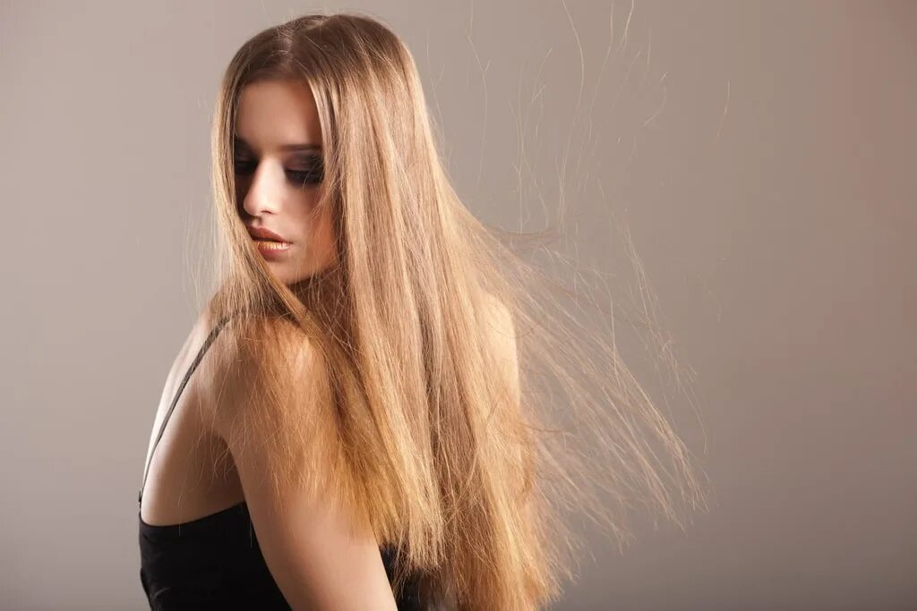 Почему электризуются волосы причины. Волосы электризуются. Электризация волос. Статика волос.