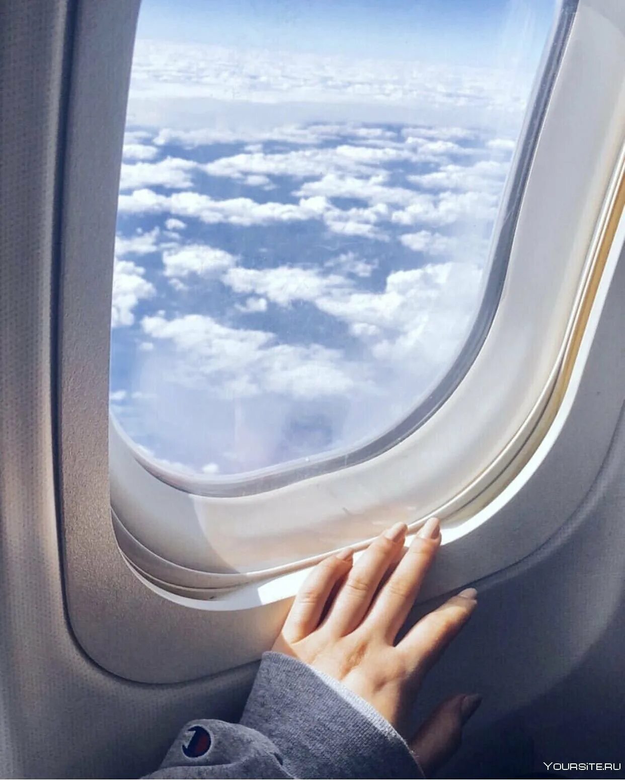 Рука и самолет в небе. Окно самолета. Иллюминатор самолета. Вид из иллюминатора. Вид из иллюминатора самолета.