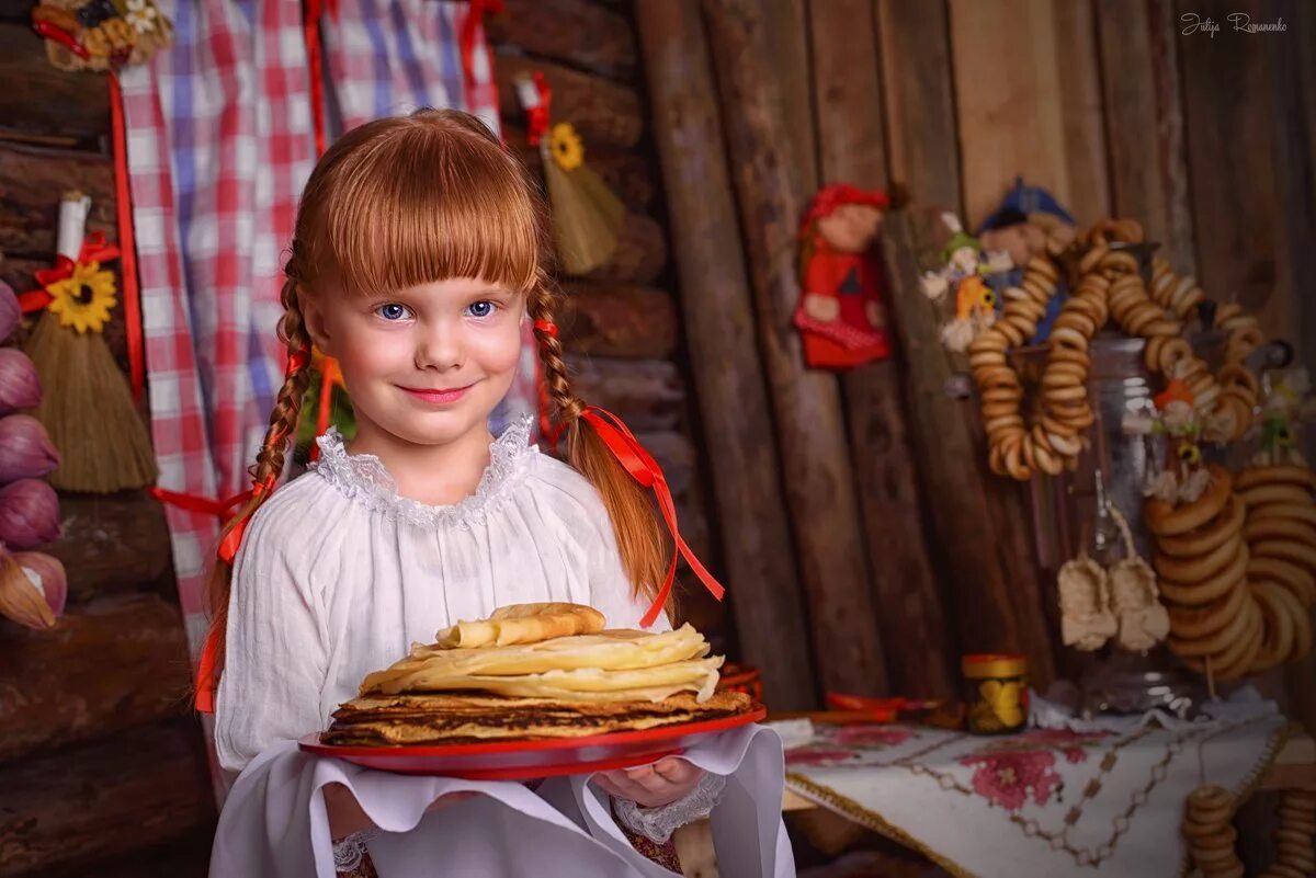 Девушка с блинами на масленицу