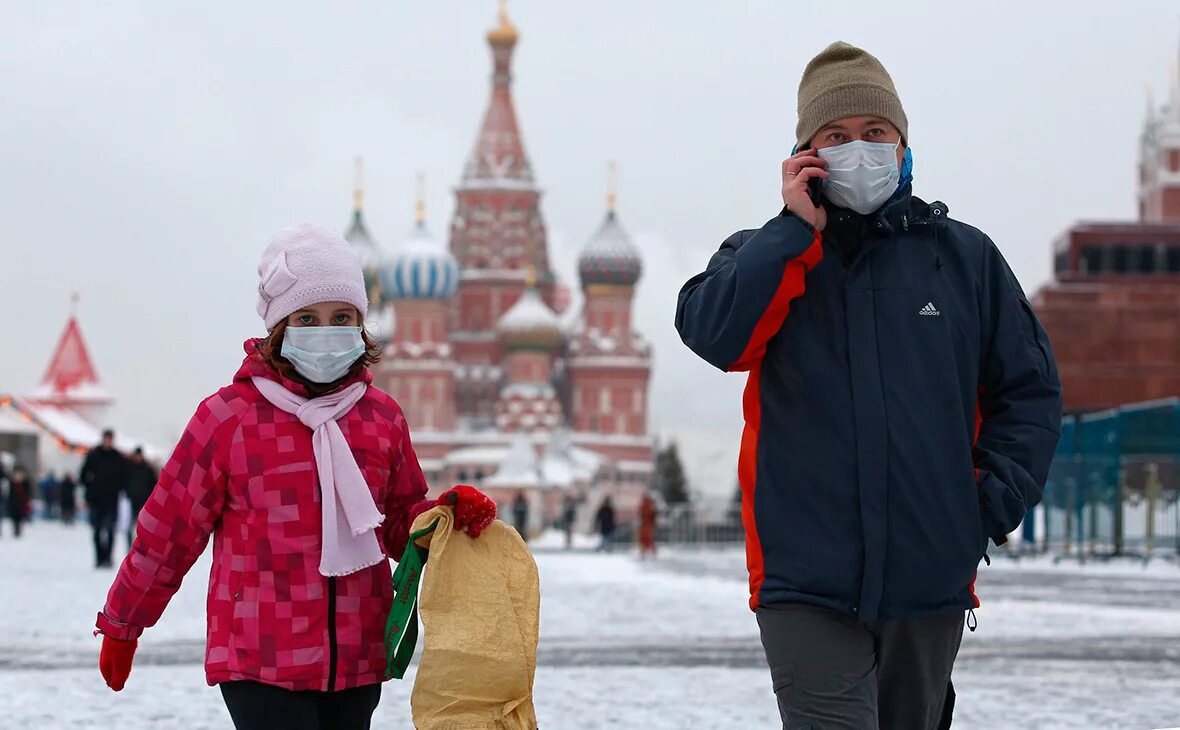 Орви москва сейчас. Россияне зимой на улице. Москва зима люди. Люди идут по Москве в масках. Люди в Москве зимой.