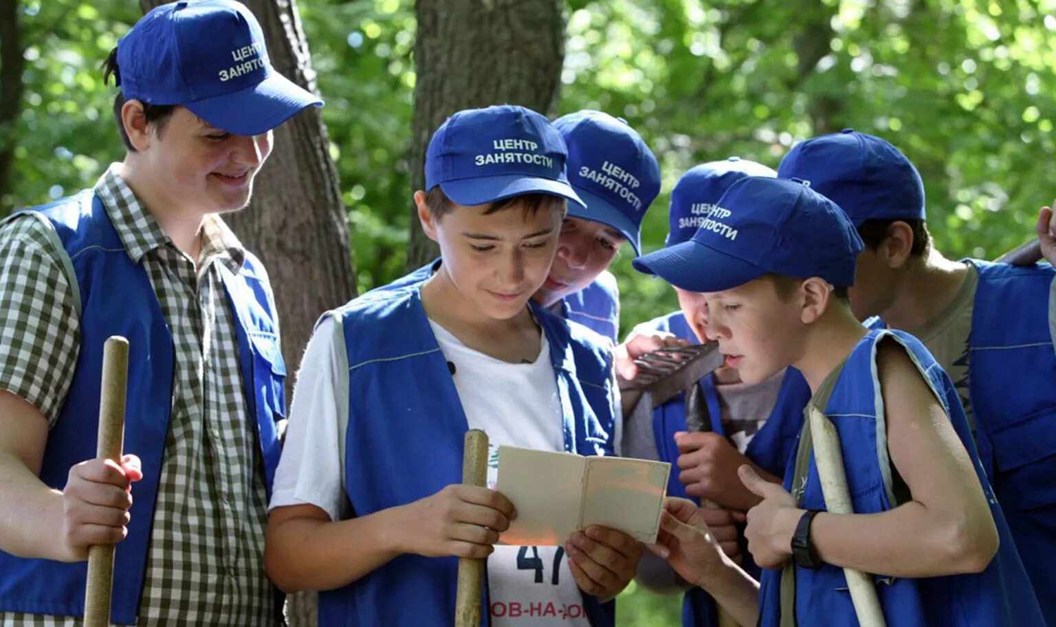подросток подрабатывает. подростки на работе. подросток подрабатывает. подработка для несовершеннолетних. подработка для несовершеннолетних.