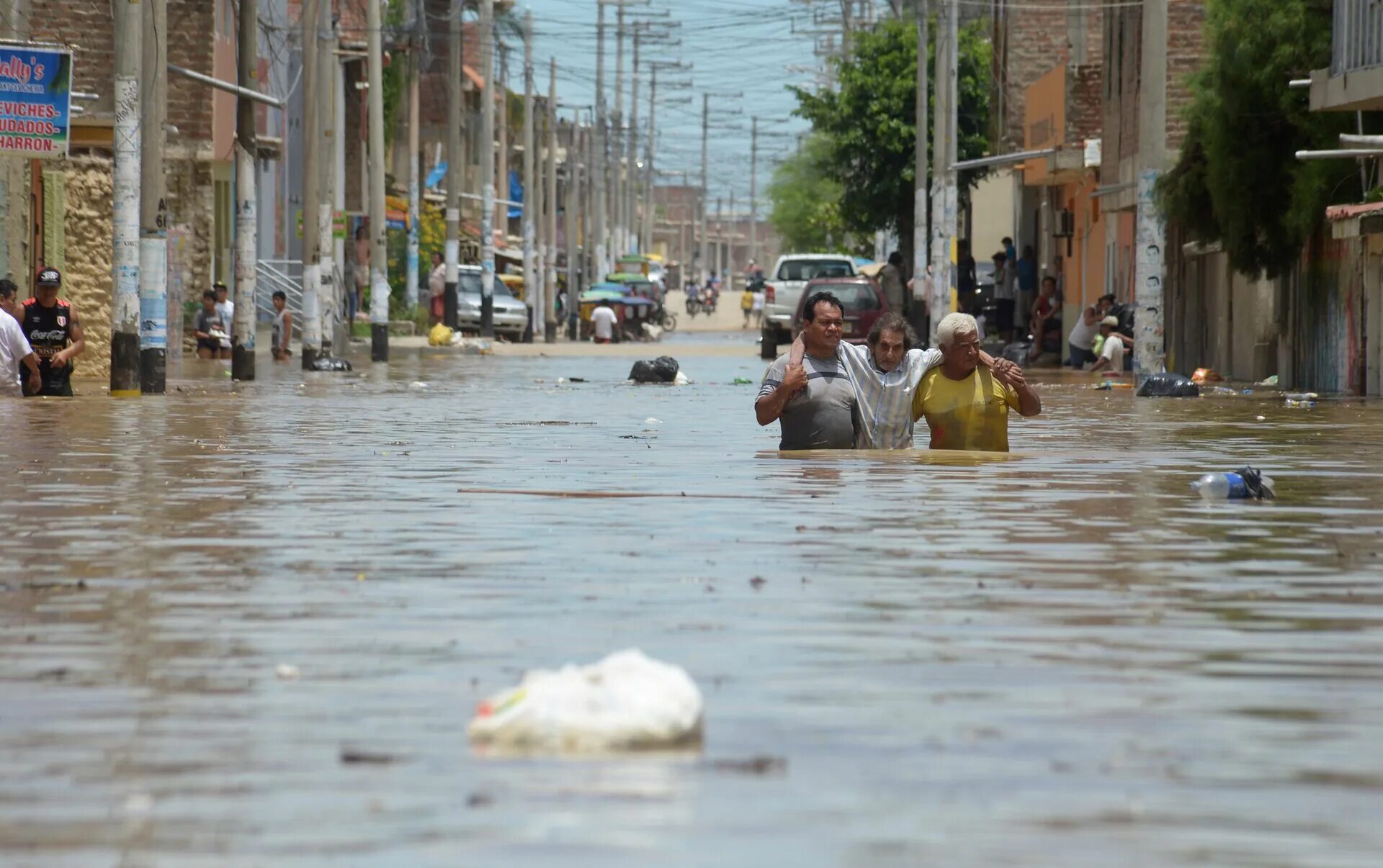 Сколько погибших при наводнении. Наводнение в Перу. Потоп в Перу. Перу дождь. Осадки в Перу.