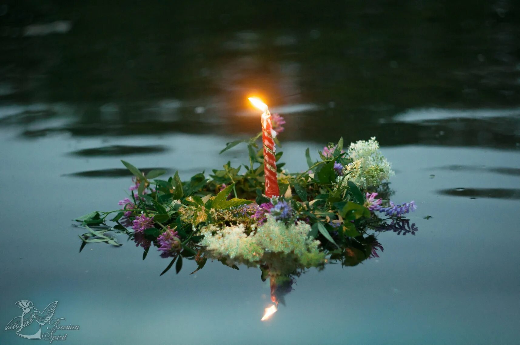 Речка свечка. Пускание венков на ивана купала. Две свечи у реки картинки. Бумажные кораблики на реке. Японские фонарики на воде.