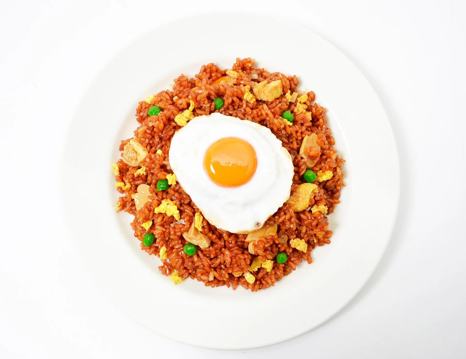 Рис Наси горенг. Nasi Goreng (жареный рис). Наси-горенг еда. Наси горенг блюдо.