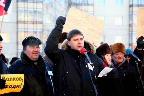 Организаторами митингов могут быть граждане достигшие возраста. Свитер президента на митинг. Митинг положите майонез. Юрка волк митинг.