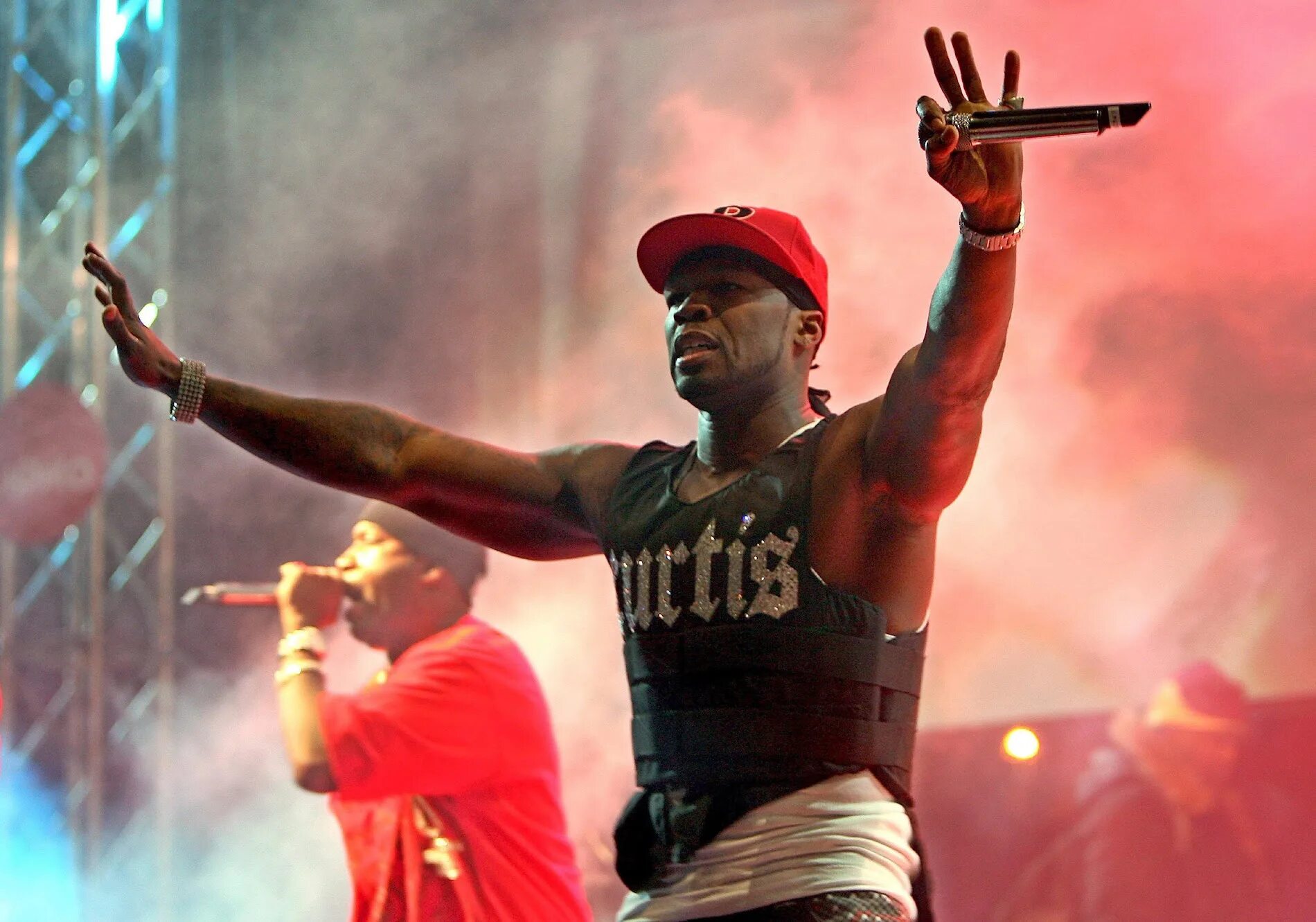 Пятидесяти музыка. 50 Cent на сцене. 50 Cent концерт. 50 Сент 2007. 50 Cent the Massacre.