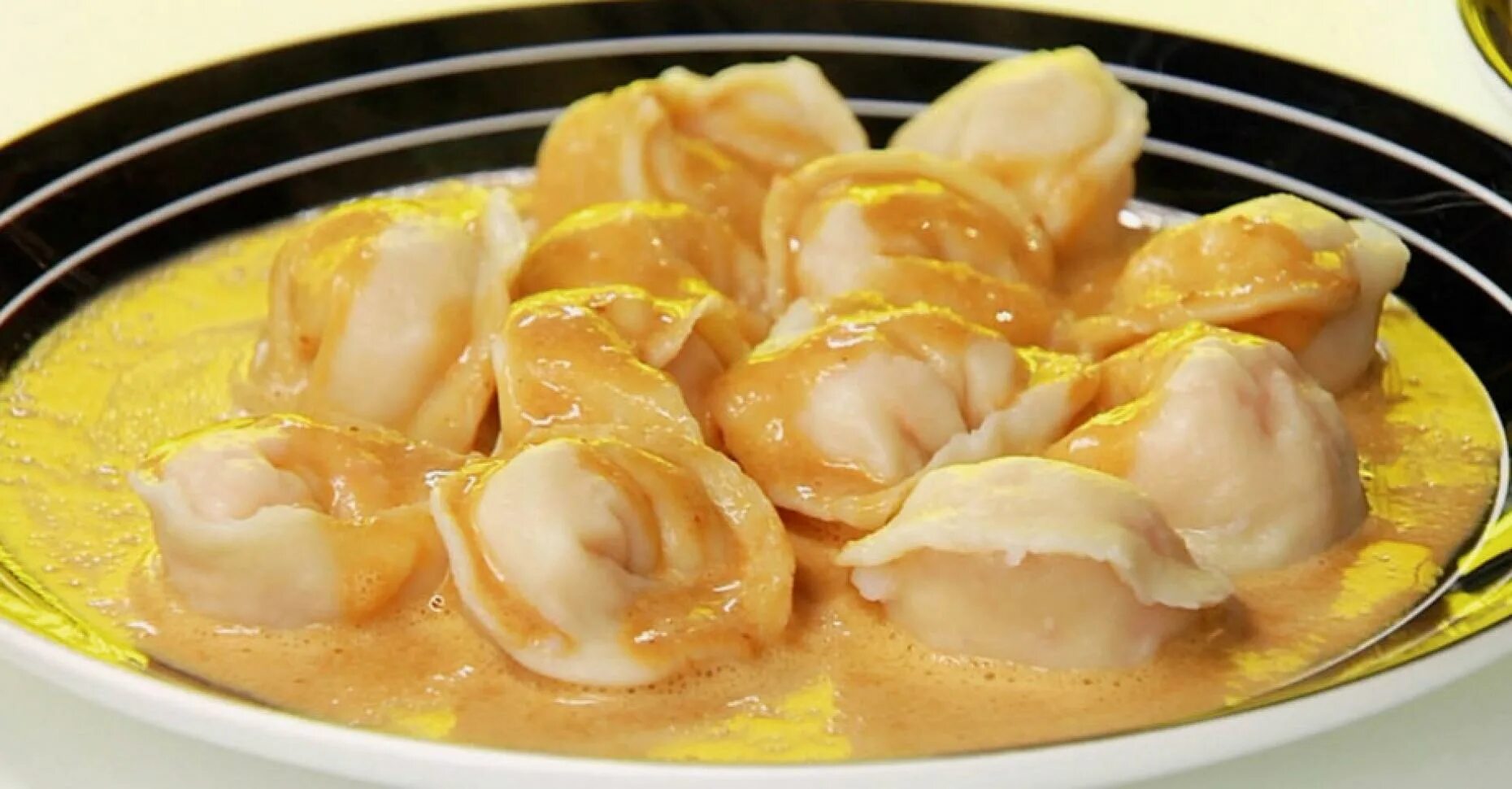 корейские пельмени с креветками. вонтоны с креветками. пельмени гёдза. китайские пельмени с креветками. гедза с креветками.