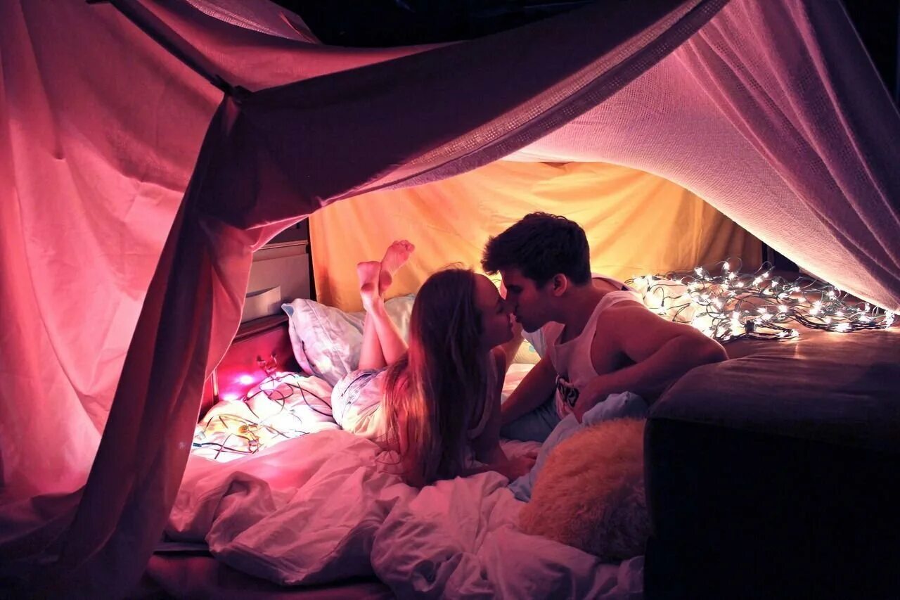 Можно романтика. Ночь с любимым. Парень с девушкой в палатке. Романтик в палатке. Кровать романтика.