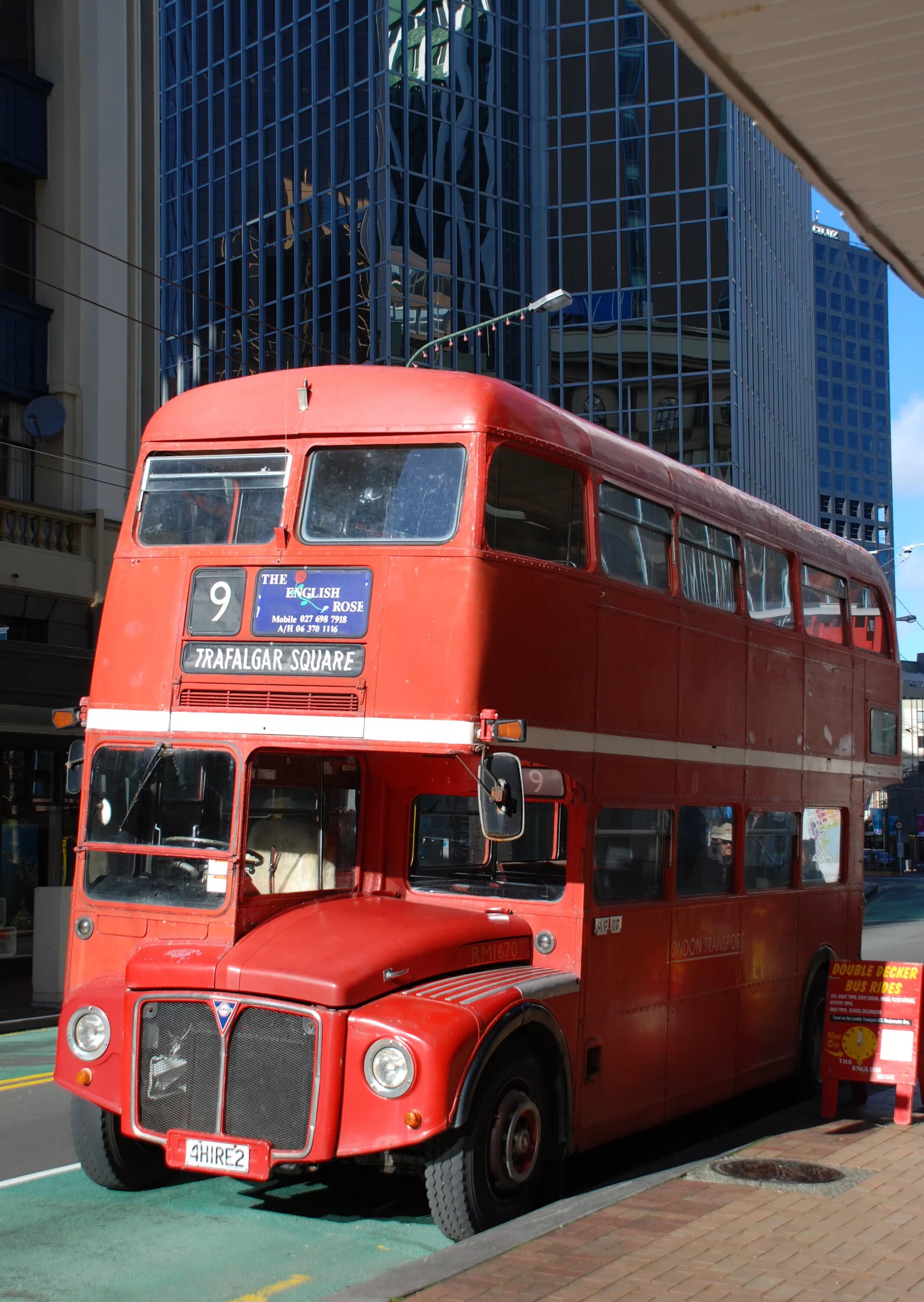 Роудмастер автобус. Автобус New Routemaster. Британский двухэтажный автобус. Два автобуса. Автобусы перевести на английский