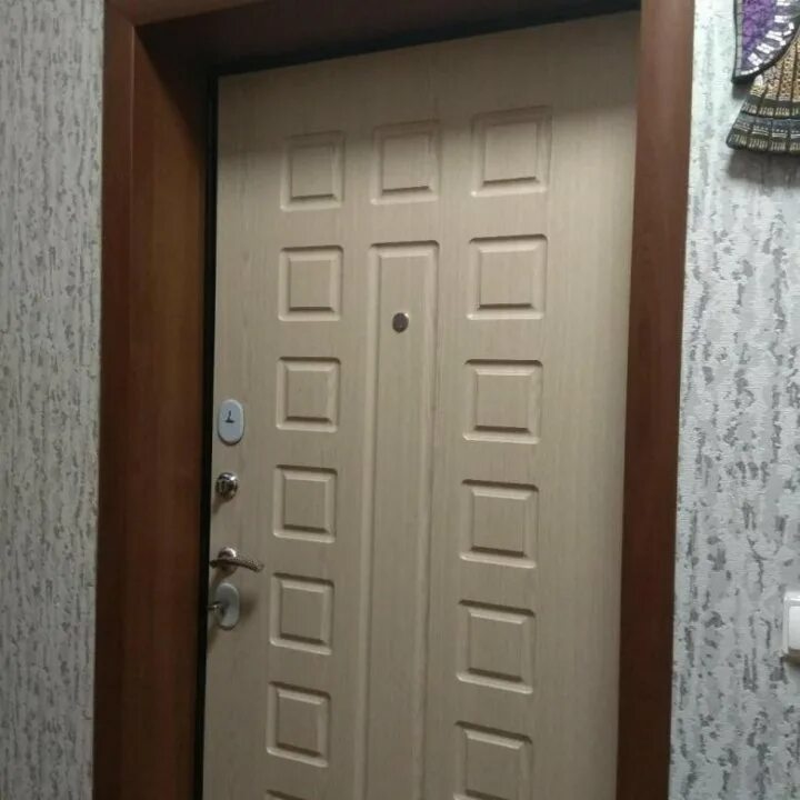 откосы входной двери. добор дверной 300 мм. добор входной металлической двери. откосы входной двери. входная дверь с доборами и наличниками.