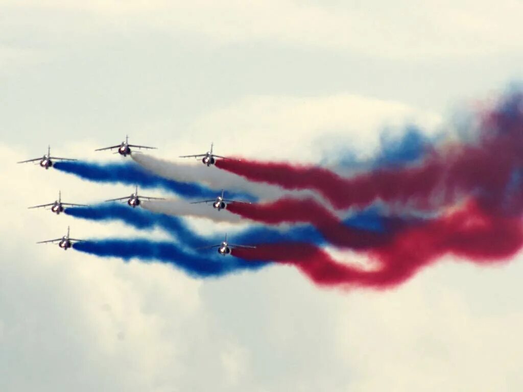 Фигуры высшего пилотажа. Фигура высшего пилотажа сплит. Patrouille de France на закате.