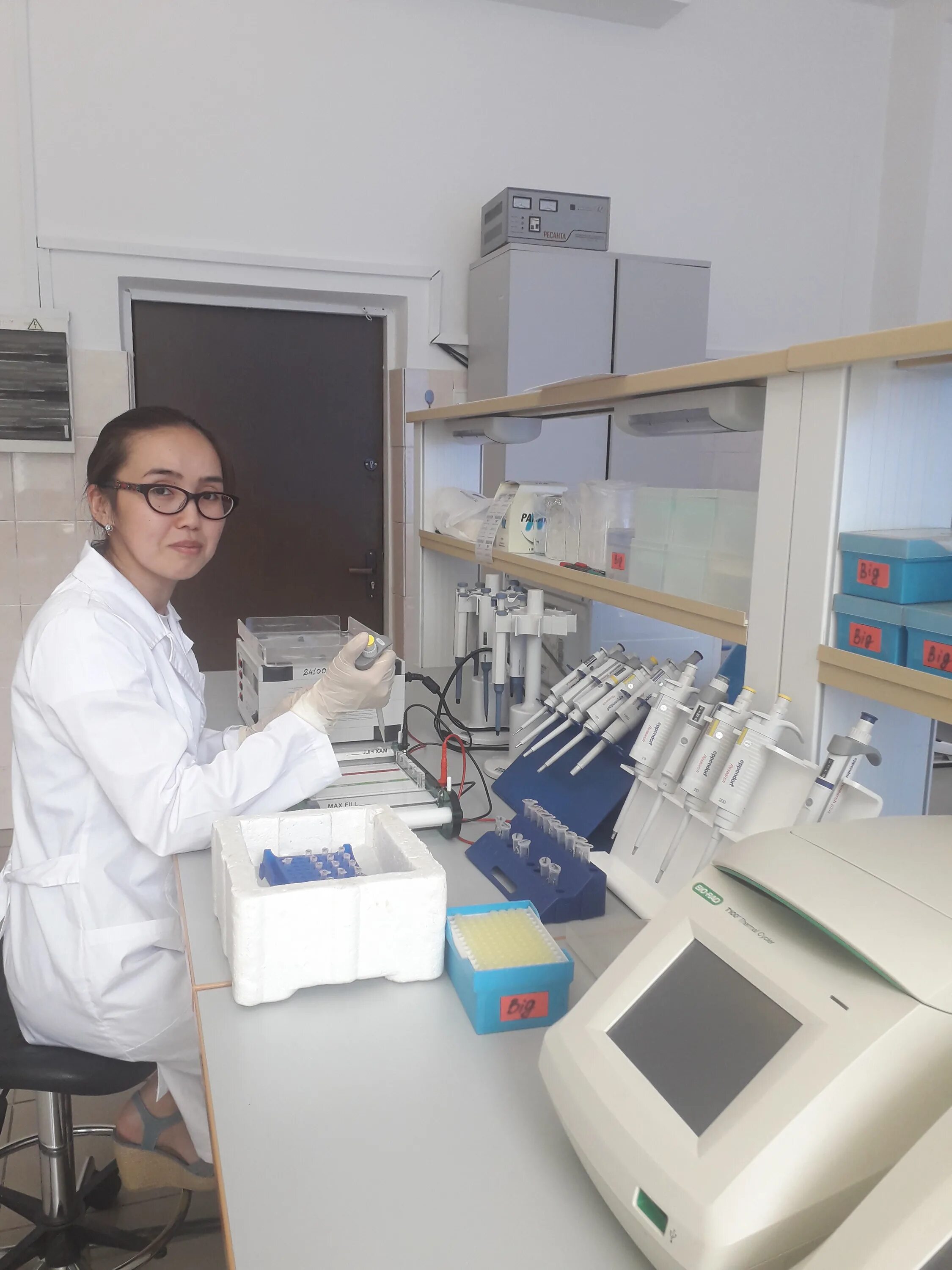 лабораторный генетик. лабораторный генетик. лабораторный генетик. микроскоп в лаборатории. лабораторный эмбриолог.