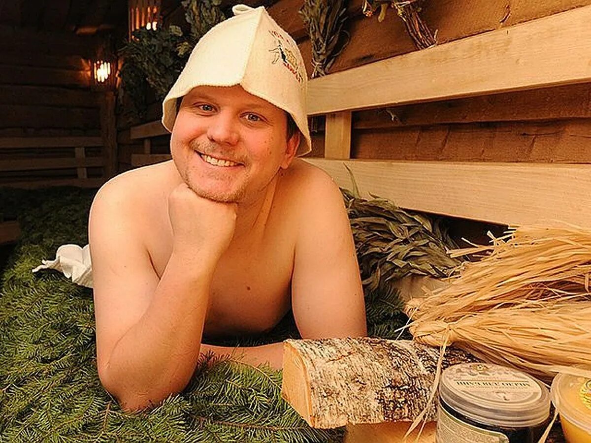 Мужик с веником для бани. Мужчина с бантом. Доволен баней. Доволен баней. Сауна для всей семьи.