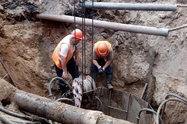 Бандаж коллектора канализации. Реконструкция коллектора. Фото ремонт самотечного канализационного коллектора 300. Канализационный коллектор д1500. Коллектор это трубопровод.