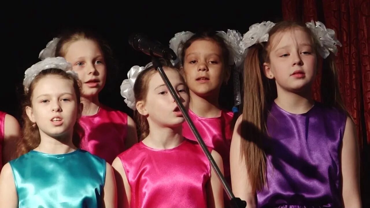 Школе песня поют дети. Девочки поют в школе.