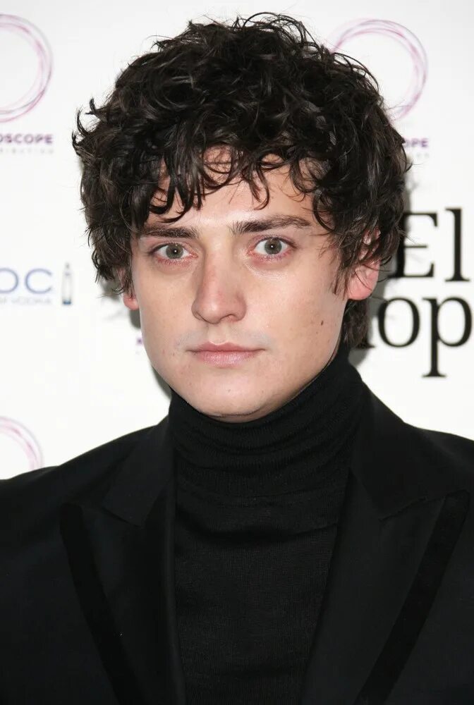 Анайрин барнард 2022. Анейрин хьюз. Aneurin barnard 2023. Анайрин барнард белая королева. Анейрин барнард.