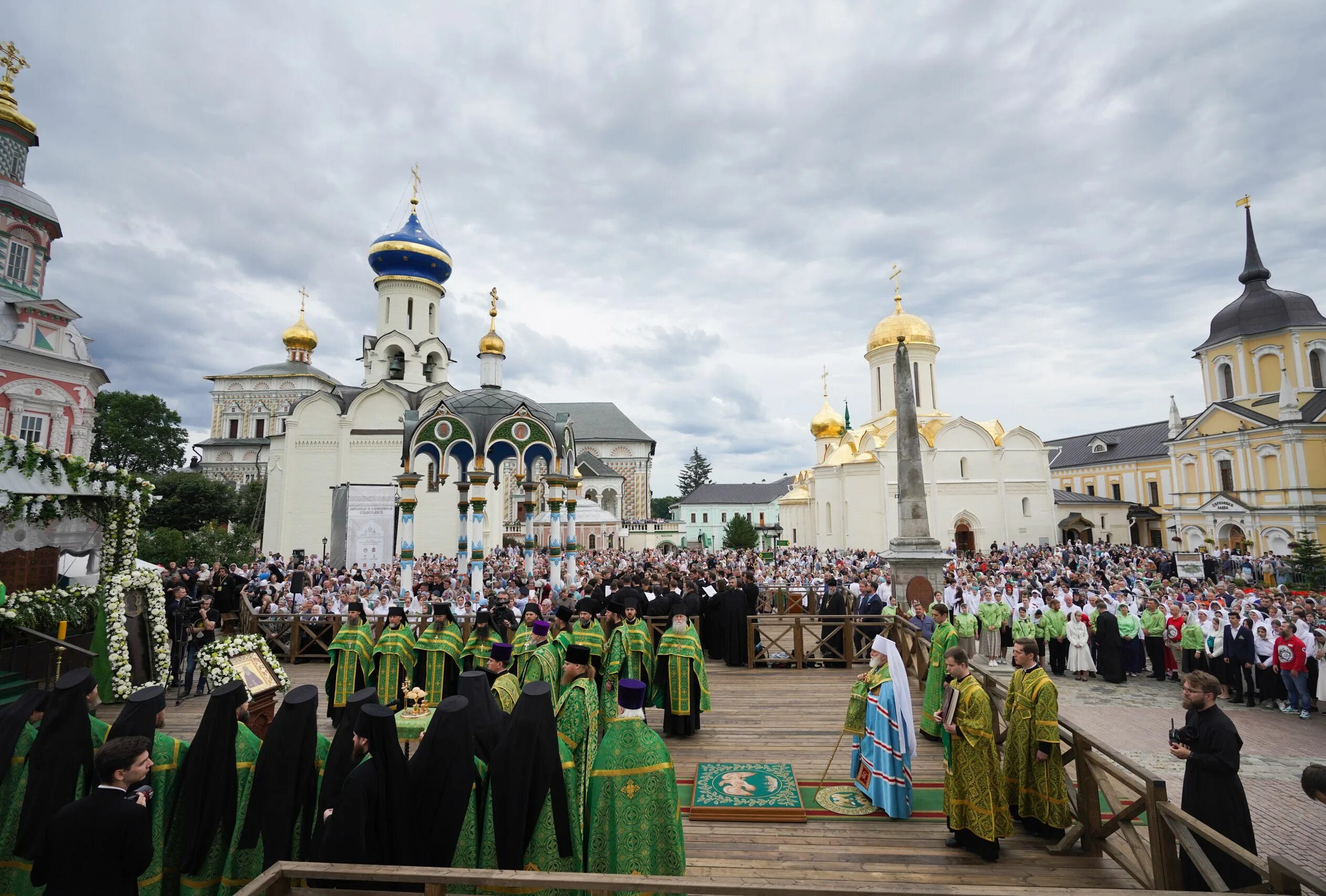 Свято радонежский монастырь. Лавра Сергия Радонежского Сергиев Посад. Мощей преподобного Сергия Радонежского.