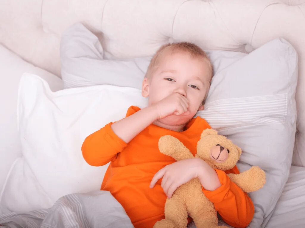 Мальчик кашляет. Ребенок кашляет 6 дней. Ребенок кашляет. Затруднение дыхания у детей. Одышка у детей.