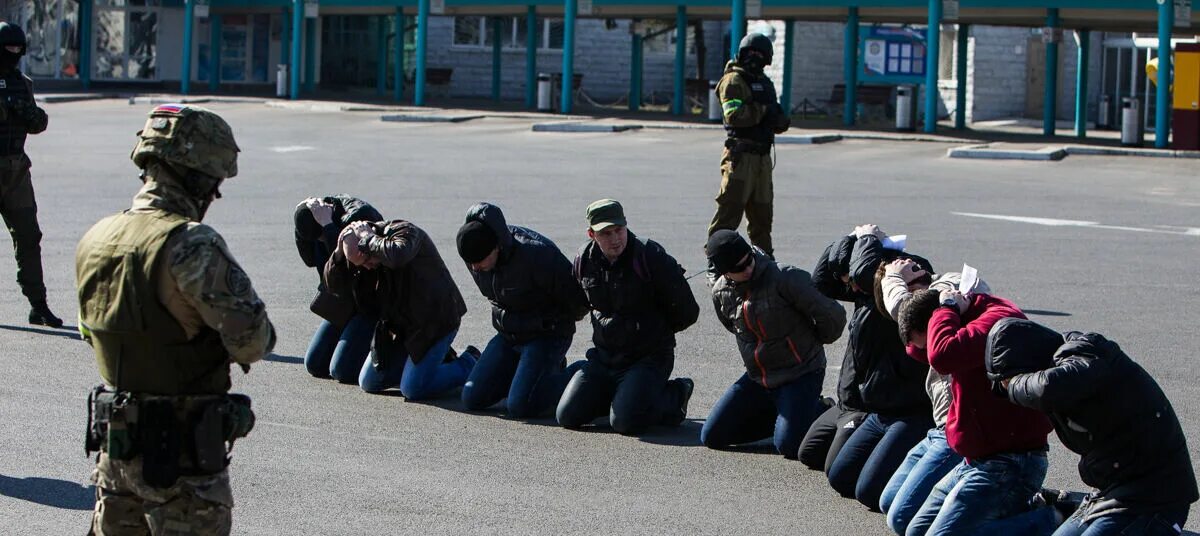 Спецназ борьба с терроризмом. Спецназ против террористов. Омон отрезал ухо террористу