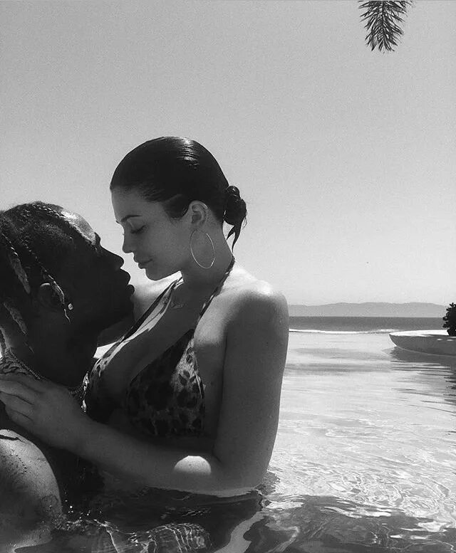 Мамаш ты ей брови то замажь картинки. Намекни песня. Намекни песня. Kylie jenner travis scott. Намекни песня.