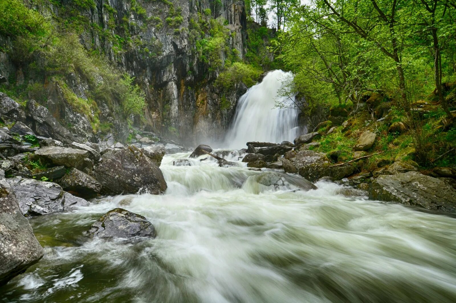 Водопады на телецком. Киште водопад горный Алтай. Водопад Корбу на Телецком озере. Водопад ЭСТЮБА на Телецком озере. Водопад Киште на Телецком озере.