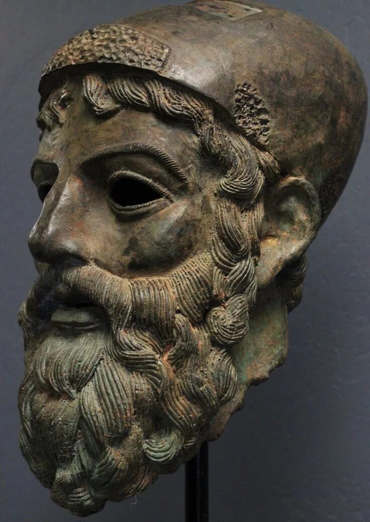 Голова на греческом. Голова воина из сатркума (ок. 490 Г. до н.э.). Голова эллинистического воина в шлеме Гемма. Голова греческого воина. Скульптура голова воина.