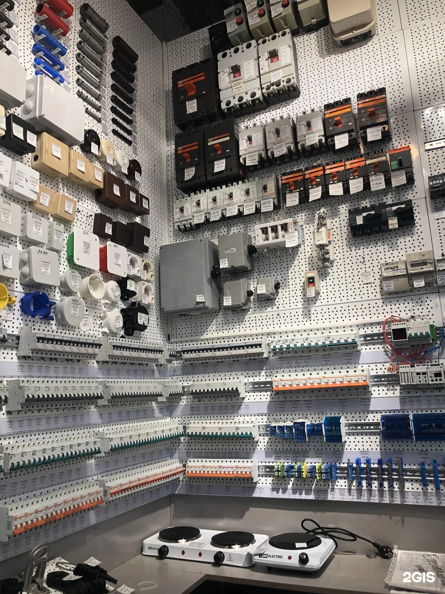 ассортимент электротоваров. мебель для электротоваров. ассортимент магазина электротоваров. витрина магазина электротоваров. магазин электротоваров.