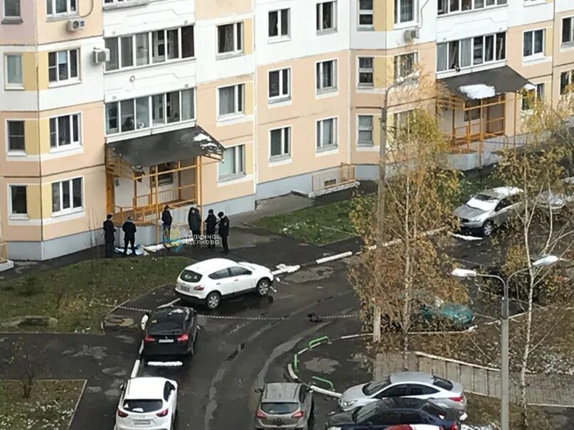 В красноярске парень выбросился из окна. Мужик выпрыгнул из окна. Мальчик выпрыгнул из окна иваново. Выбросился из окна уфа. Человек выпрыгивает из окна.