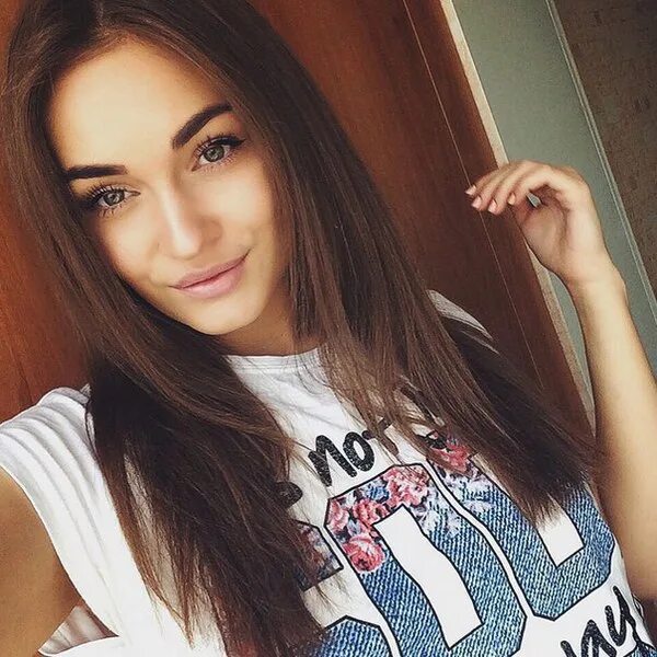 22 лет девушка есть. Карина аванесян москва. брюнетка 17 лет селфи. селфи девушек на аву. красивая брюнетка 20 лет селфи.