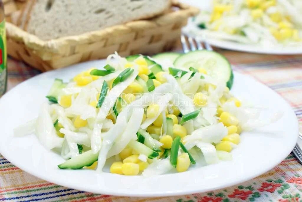 Салат капуста огурец кукуруза. Салат капуста и кукуруза консервированная. Салат из капусты и кукурузы. Салат с белокочанной капусты и кукурузы.