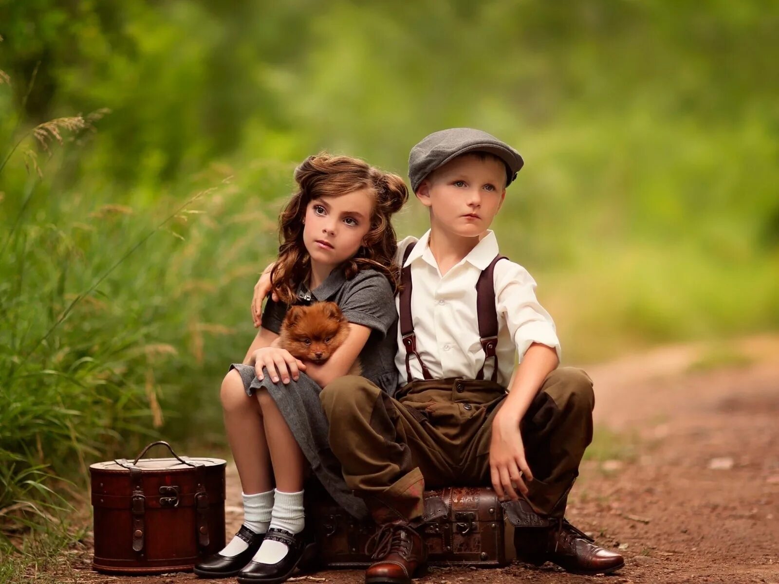 Дружба мальчика и девочки. Парень и девушка. Парень и девушка держатся за руки. Детям о дружбе. Парень влюбился в девушку.