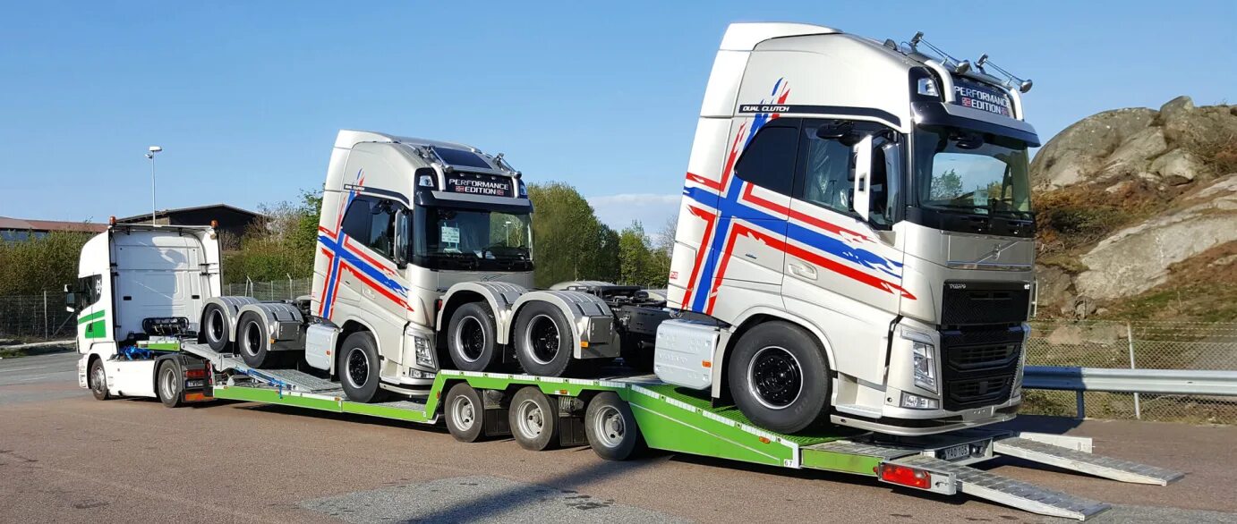 Новый груз перевозка. Трак Вольво автовоз. Автовоз Truck Carrier. Volvo 500 негабарит. Тягач Скания негабарит.