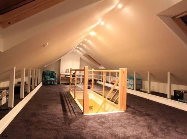 Гостиная на мансарде. Ремонт мансарды. Мансарда с мезонином. Данн кэтрин "чердак / attic". Комната на чердаке.