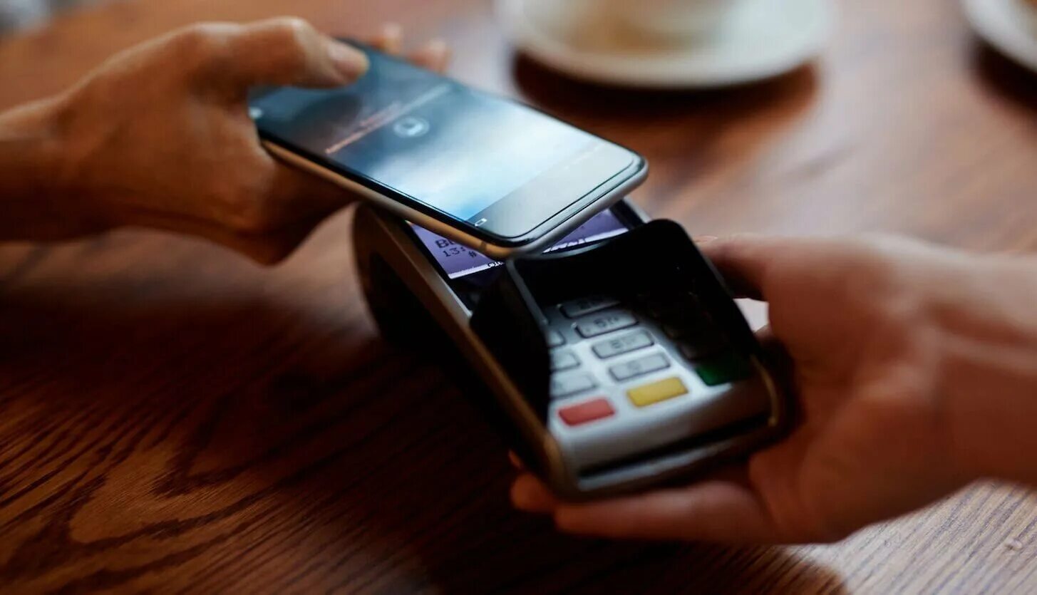 Оплата телефоном сберпэй. Сбер pay. Оплата Apple pay. Первый смартфон с NFC. Умные наличные.