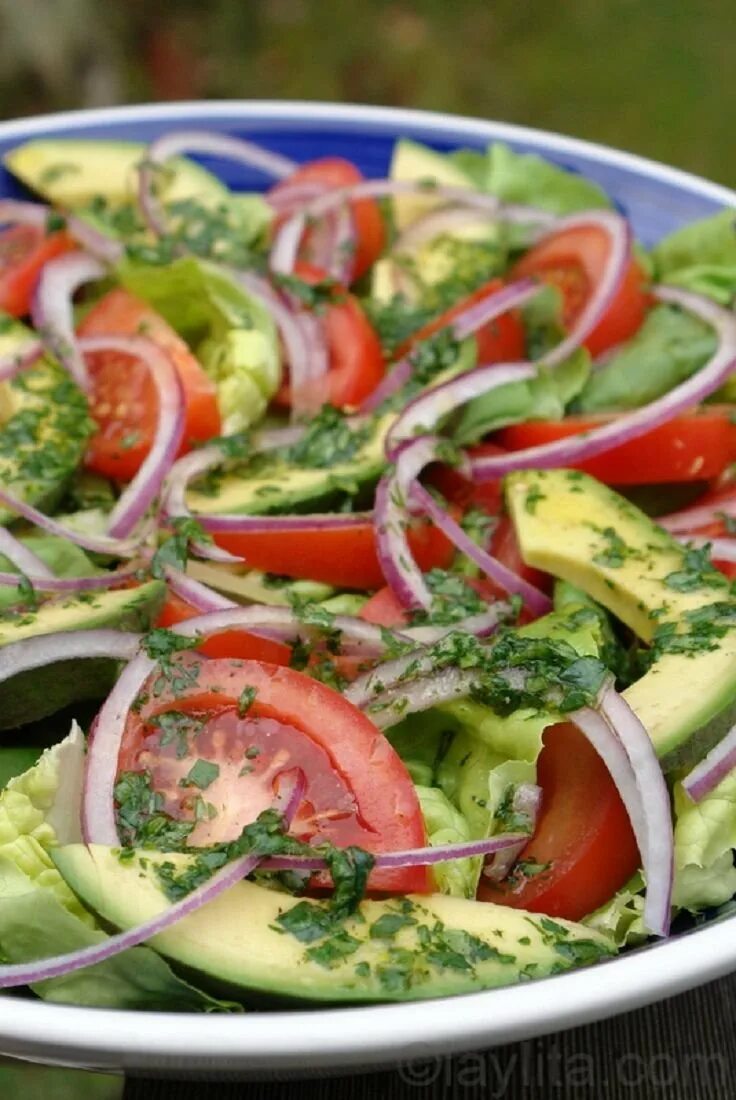 Как вкусно сделать овощи. Летние салаты. Овощной салат. Летние овощи салат. Салат из зелени и овощей.