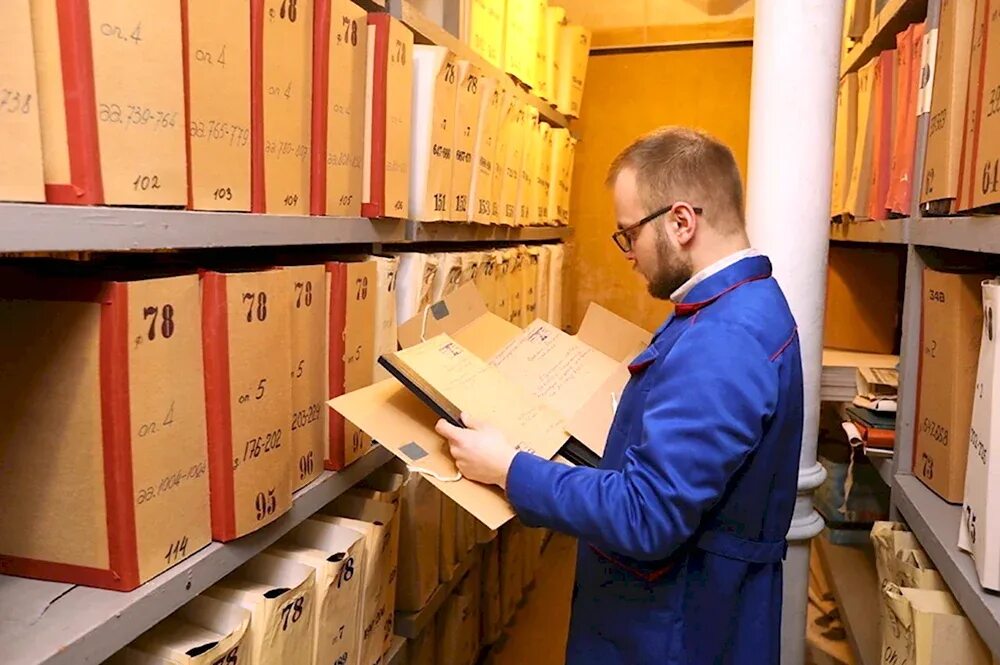 Архив документов. Работают ли архивы. Работник архива. Архив архивариус. Архив ли.