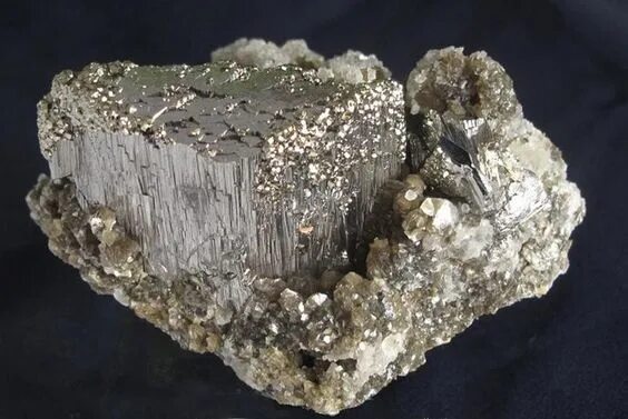 Камень арсенопирит минерал. Пирит халькопирит арсенопирит. Арсенопирит минерал структура. Мышьяковый Колчедан.