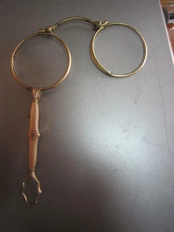 Лорнет пушкинской эпохи. Лорнет 24/36м. Лорнет 19 века. Лорнет фаберже. Лорнет 19 века.