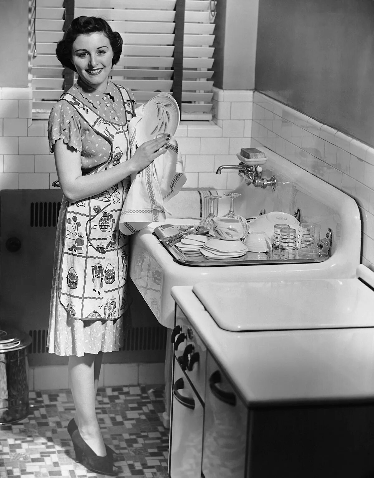 Сделай пятьдесят. Американская домохозяйка ретро. Американская домохозяйка 50-х годов. Советская женщина на кухне. Домохозяйки США В 1950- Е годы.