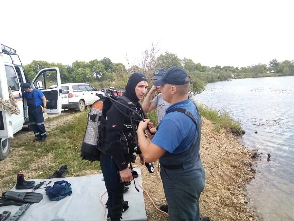 Водолазы фонтейна вылавливают реликвии и надеются быстрее. Водолазы спасатели ищут в водоёме. На карьере утонул мужчина.