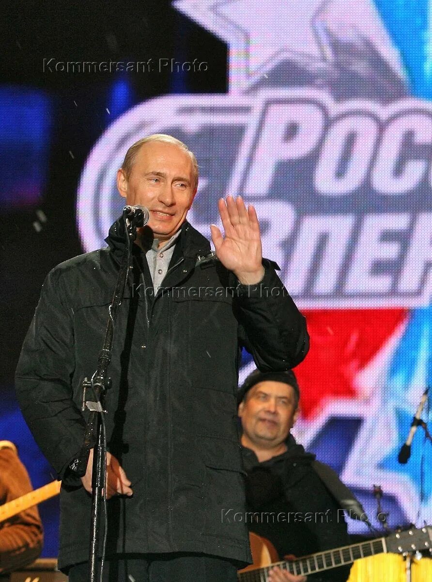 В честь выборов. Концерт в честь избрания путина. путин на васильевском спуске. путин выступление на васильевском спуске. выборы россия концерт.