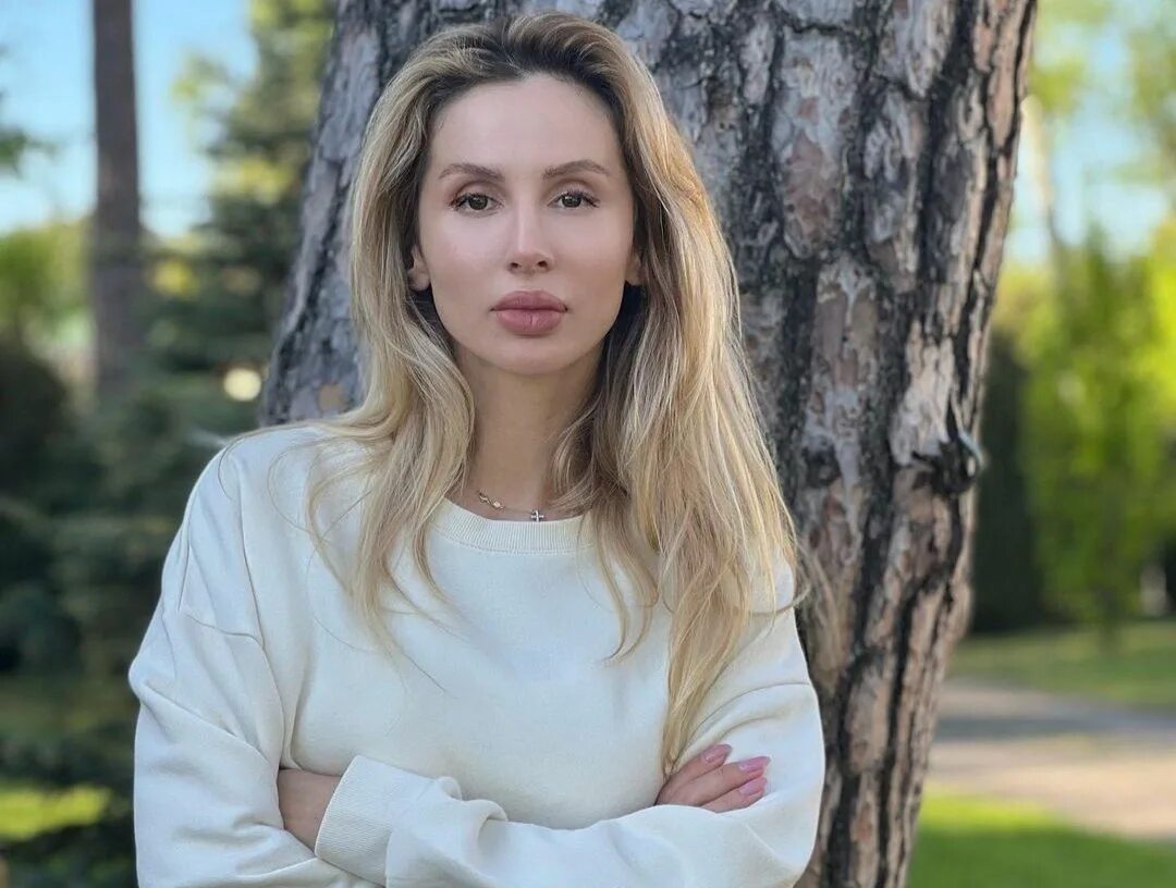 Где лобода сейчас находится и чем занимается. Светлана лобода 2022. лобода. лобода с черными волосами. лобода в латвии.