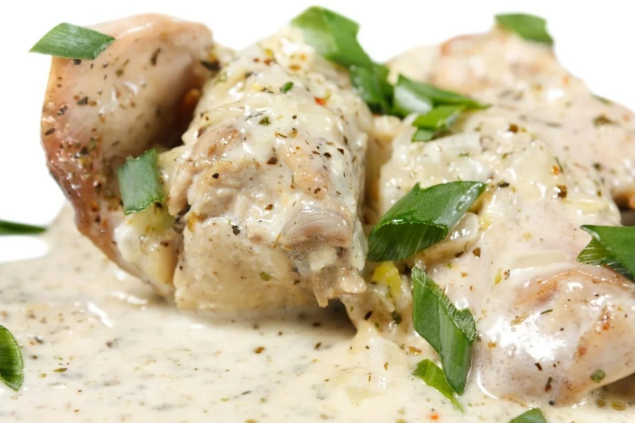 Куриное филе в соусе в мультиварке. Курица в сметанном соусе. мясо в сливочном соусе.