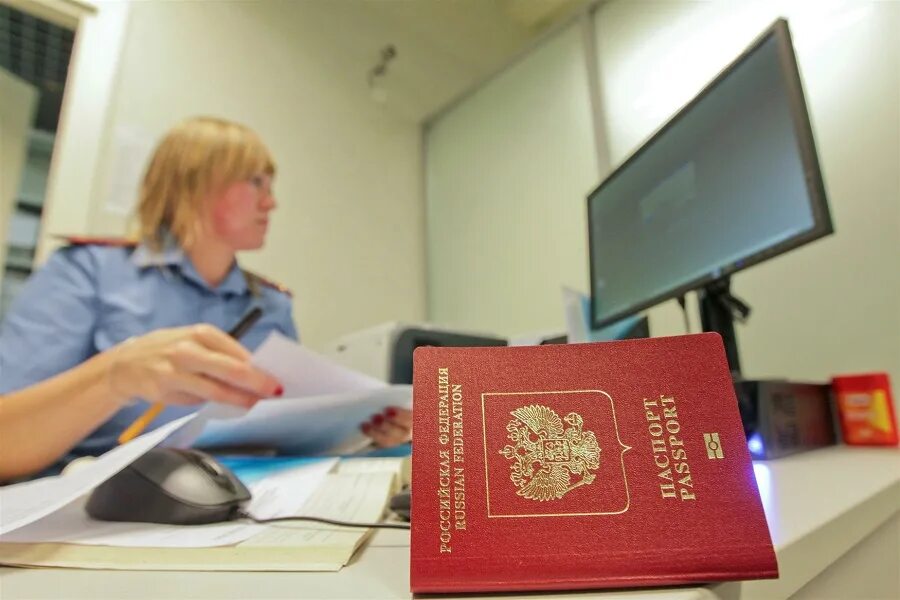 Работа паспортно визовой службы. Работник миграционной службы. фмс мвд. паспортно-визовая служба. сотрудники паспортно визовой службы.