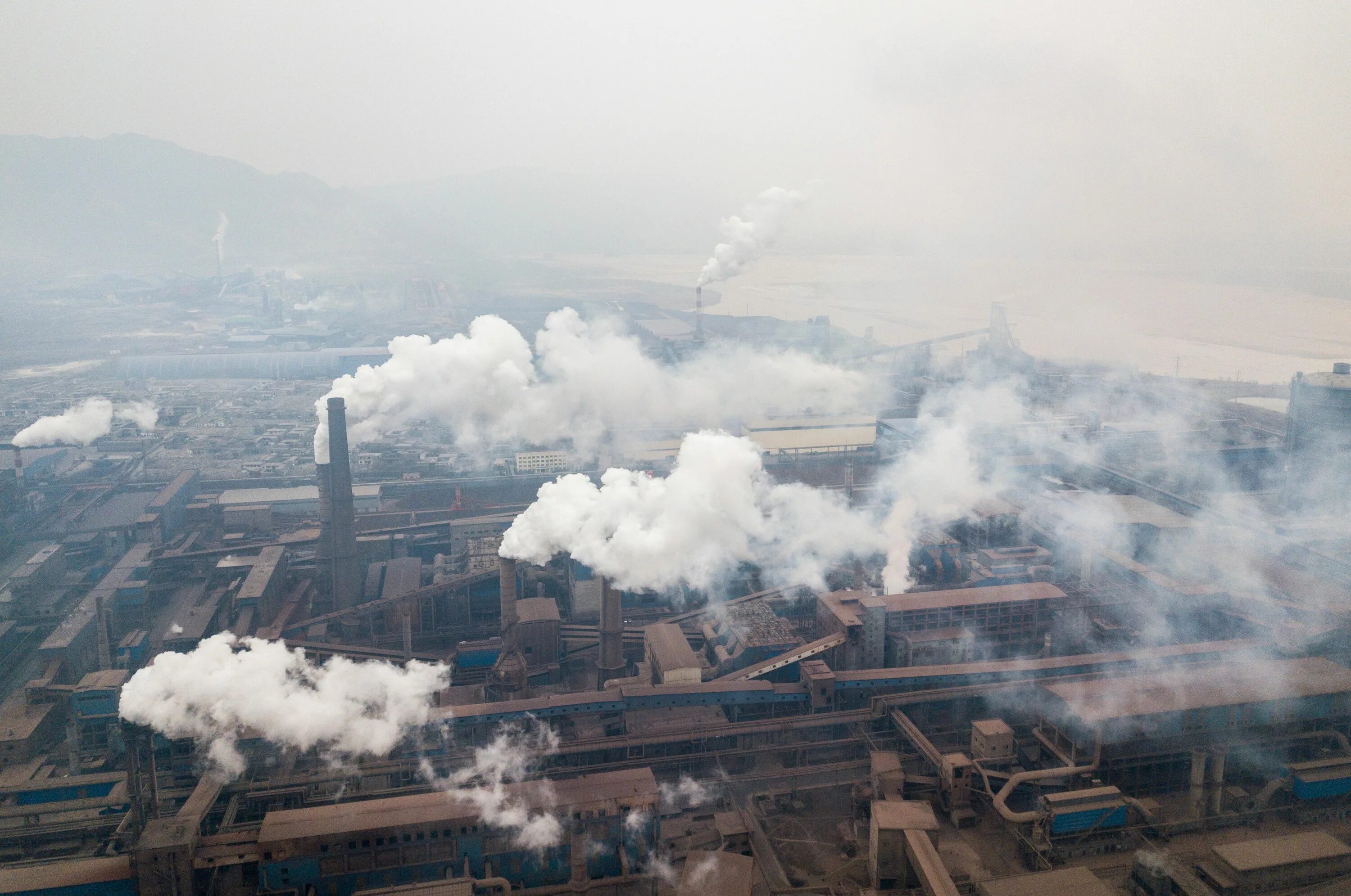 This pollution is gathered in clouds. Загрязненный город. Загрязнение воздуха. Грязный воздух в городе. Город с загрязненным воздухом.