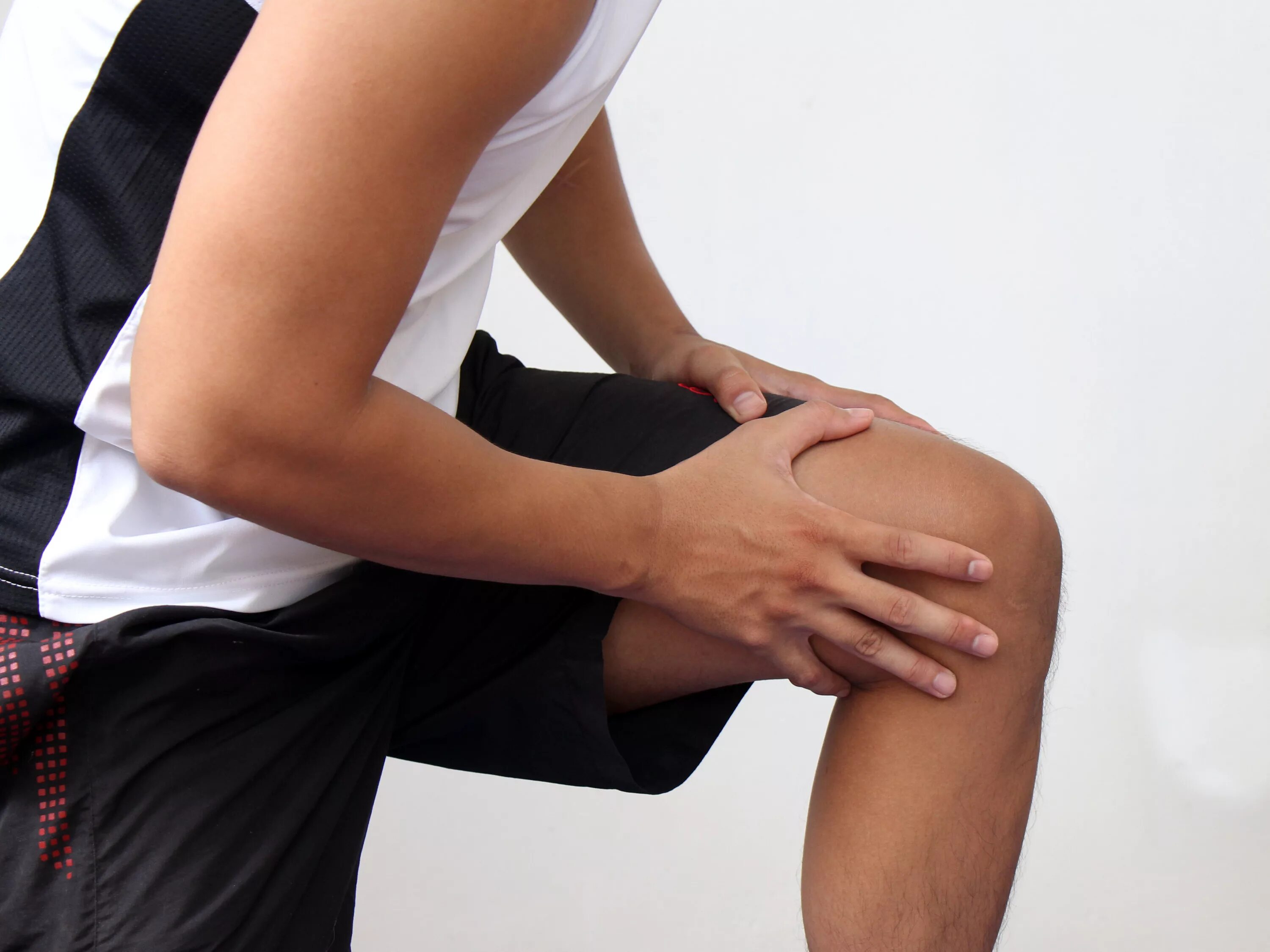 Болит колено у мужчины причины лечение. Боль в колене. Больные колени. Скованность суставов.