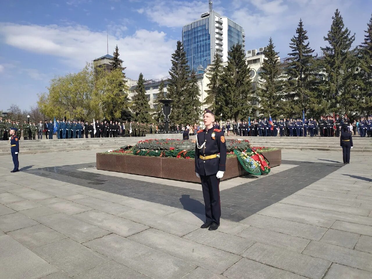 5 мая челябинск. Вечный огонь на аллее славы Челябинск. Сквер у вечного огня Челябинск. Ветераны у вечного огня. Памятник вечный огонь.