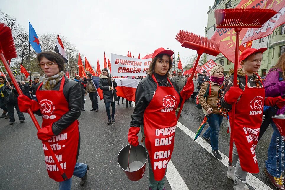 Норма демонстрации. Первомай. девушки на демонстрации. гламурный первомай. смертельный первомай.