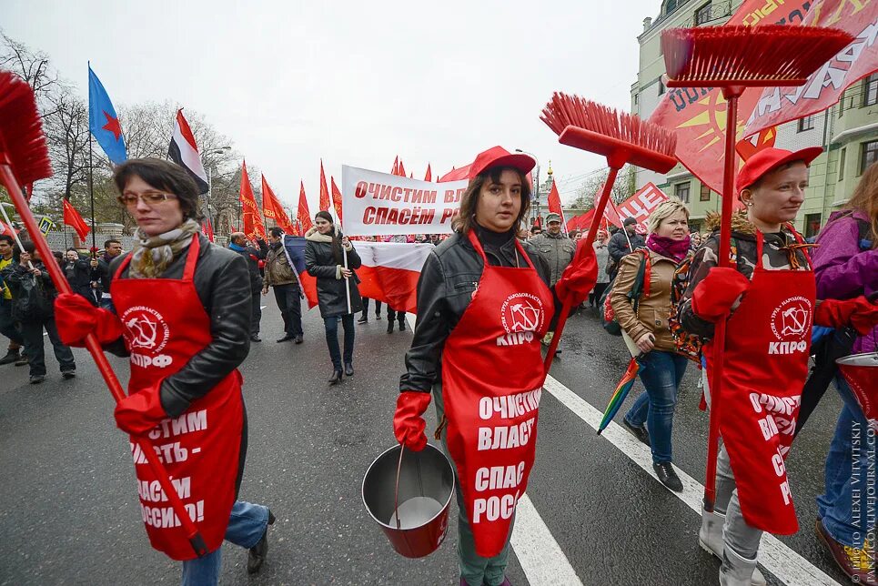 Первомай. Девушки на демонстрации. Первомай шествие. Первомай фотографии.