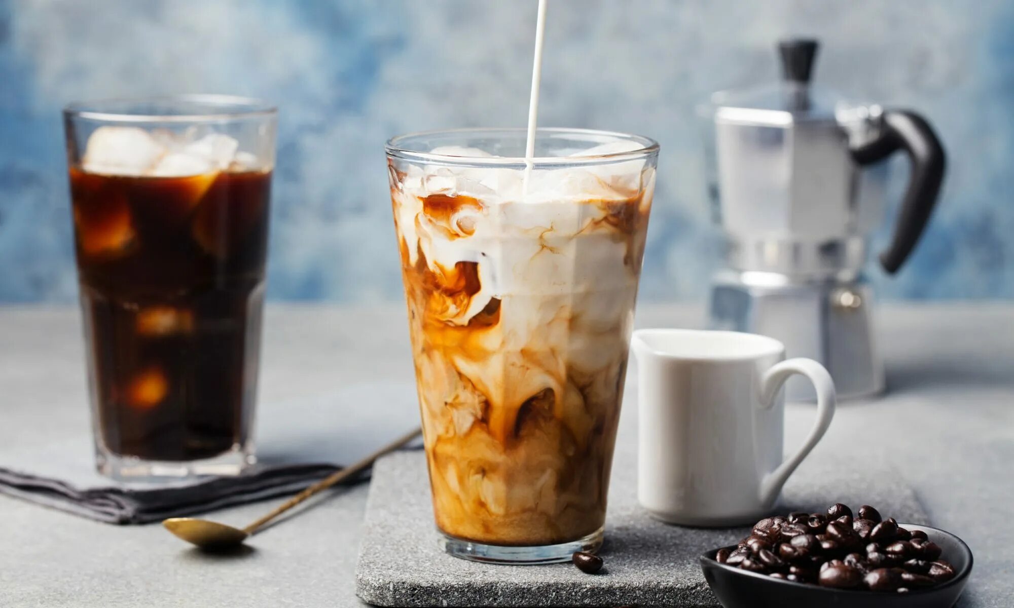 Айс латте. Холодный кофе ( Iced Latte). Кофе фраппе колд Брю. Кофе со льдом. Кофе стал холодным